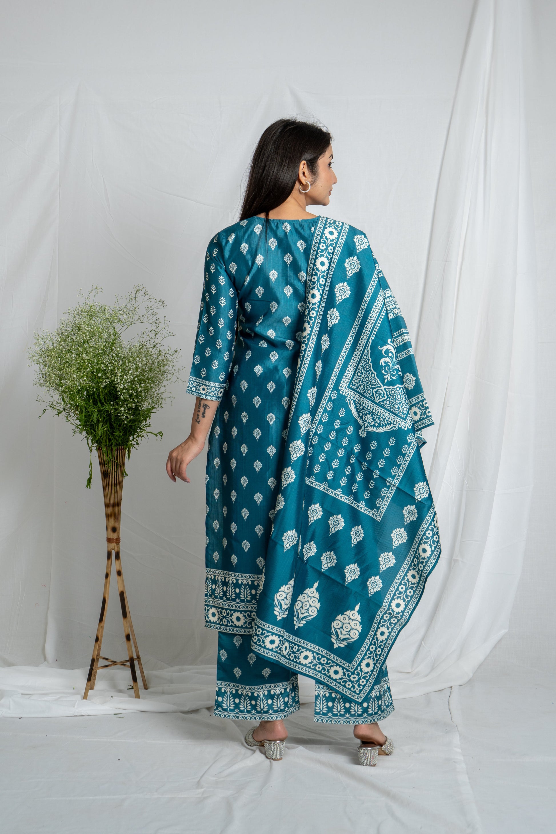 Green Printed Vatican Fabric Suit Set for Women – Elegant Ethnic 3-Piece Set with Dupatta Noia