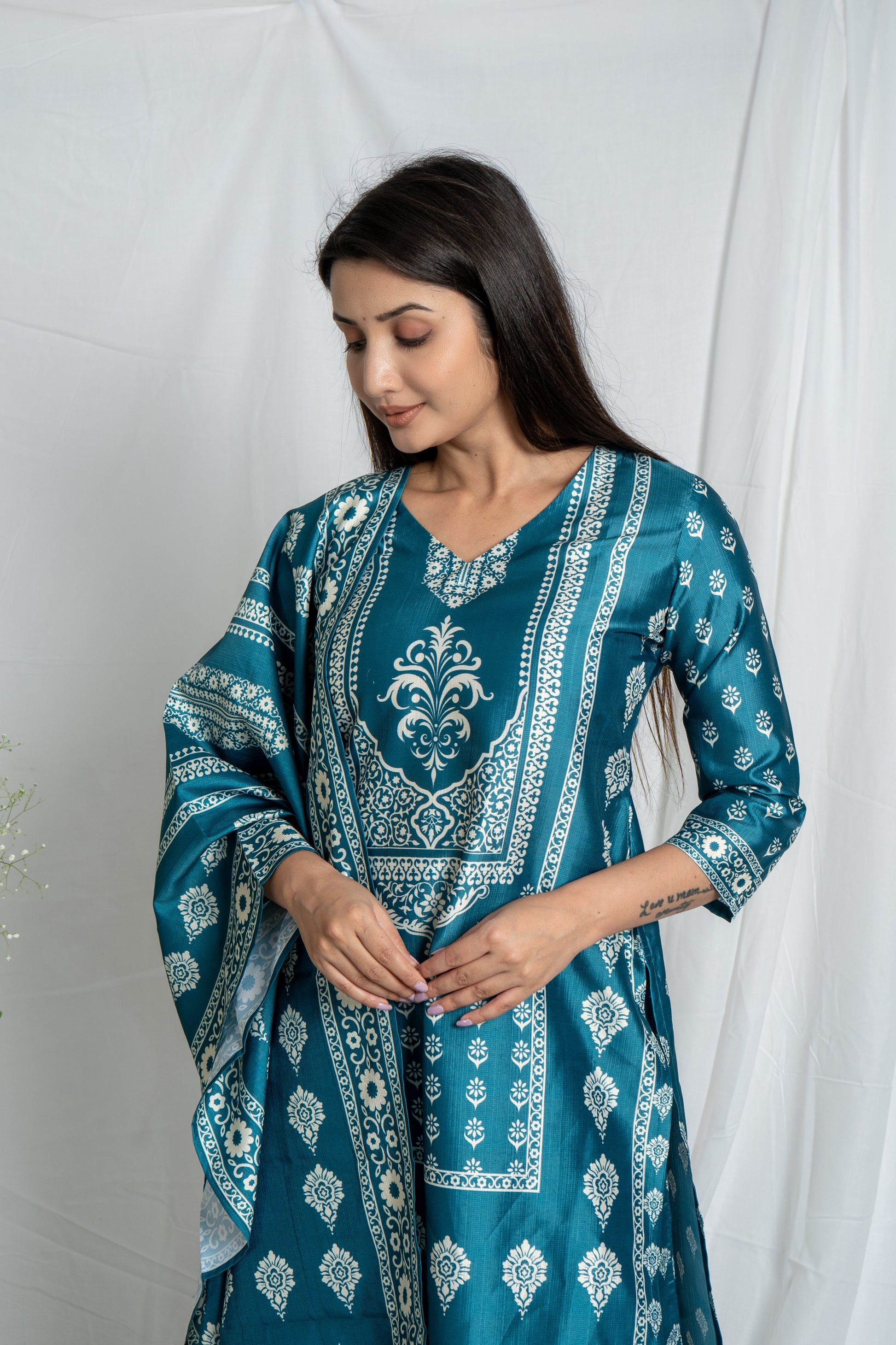 Green Printed Vatican Fabric Suit Set for Women – Elegant Ethnic 3-Piece Set with Dupatta Noia