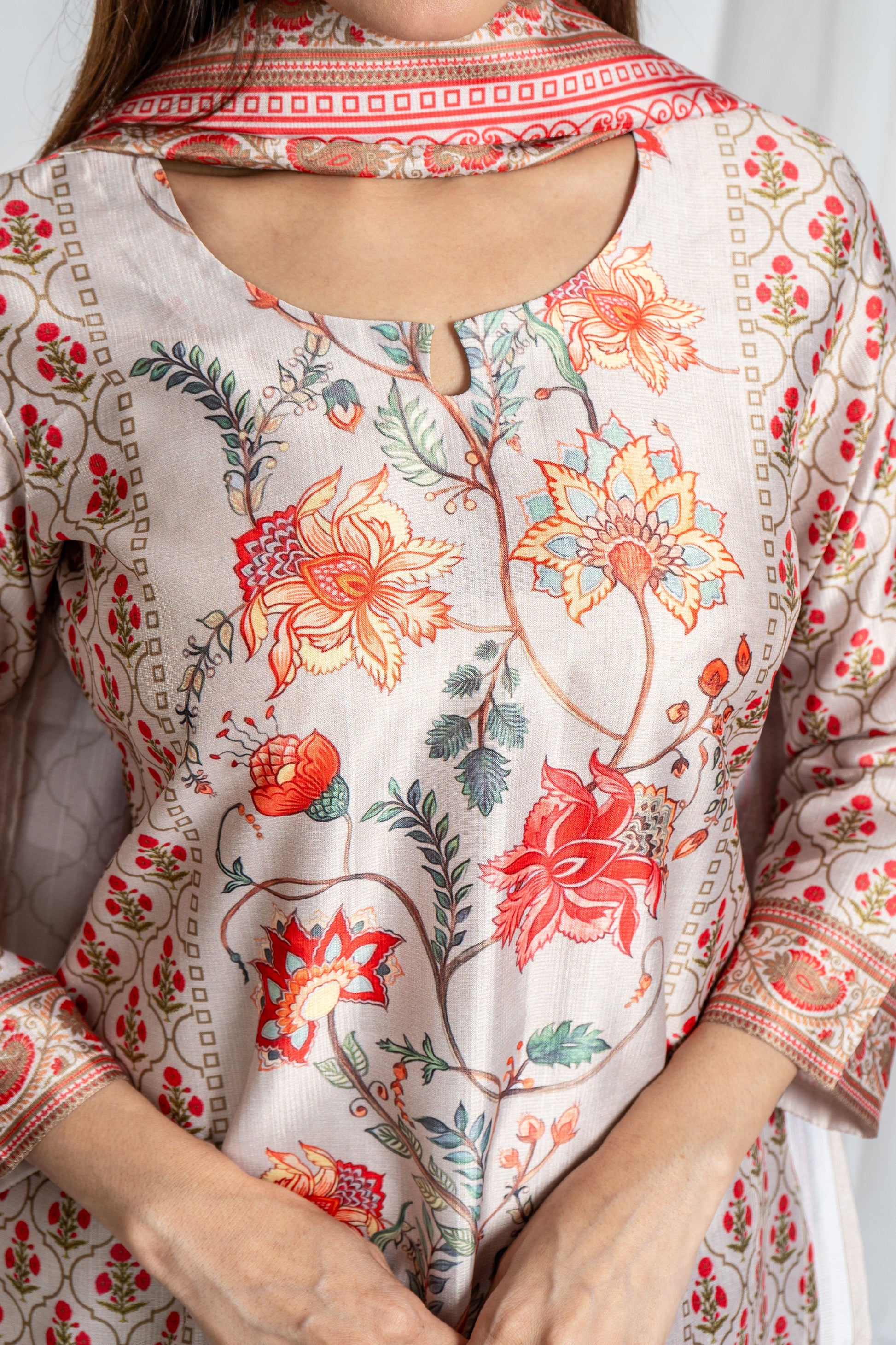 Auraya Off-White Multicolor Round Neck in Premium Fabric Floral Auraya Kurta Set Noia
