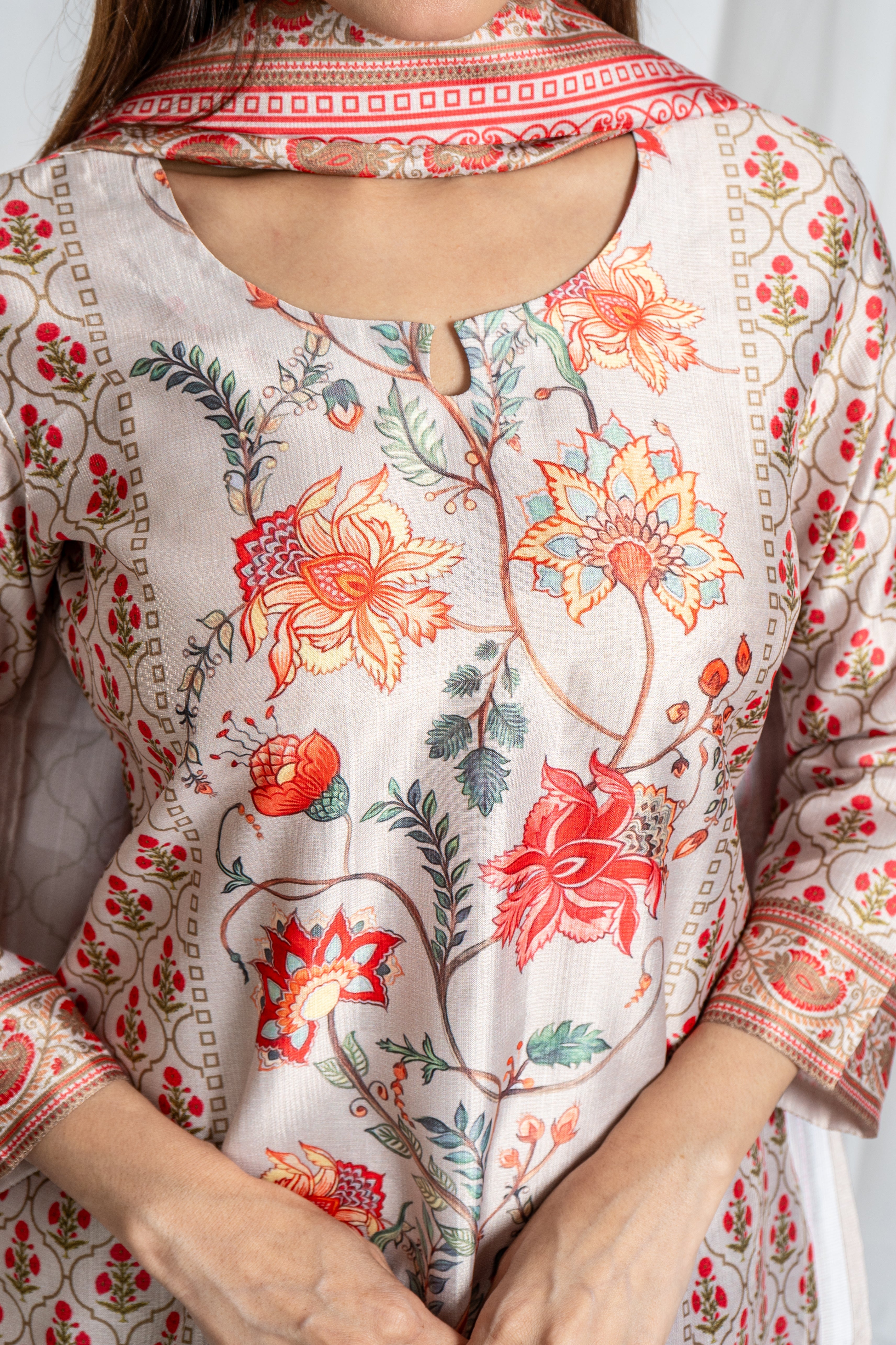Auraya Off-White Multicolor Round Neck in Premium Fabric Floral Auraya Kurta Set Noia